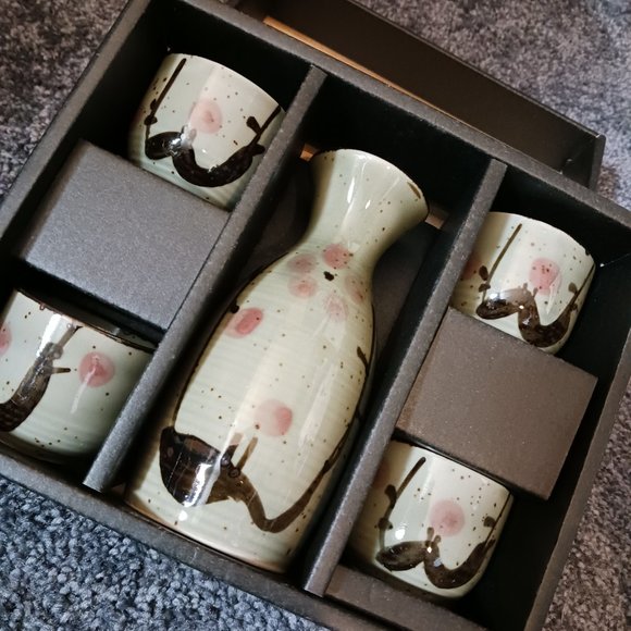 NEW! Beautiful Sake Set - Picture 3 of 7